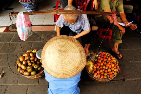 Bà cụ bán hoa quả ven đường.